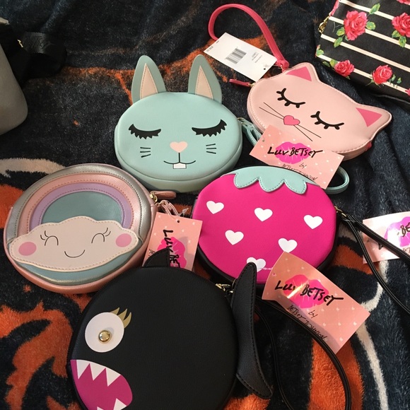 🌈Betsy Johnson Rainbow Wristlet🌈 - Picture 2 of 5